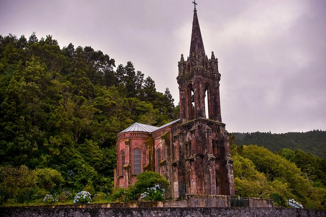 Adventure in the Furnas, with volcanoes, lagoons and tea plantations - Terra Nostra Park: a beautiful stop with a real time limit
