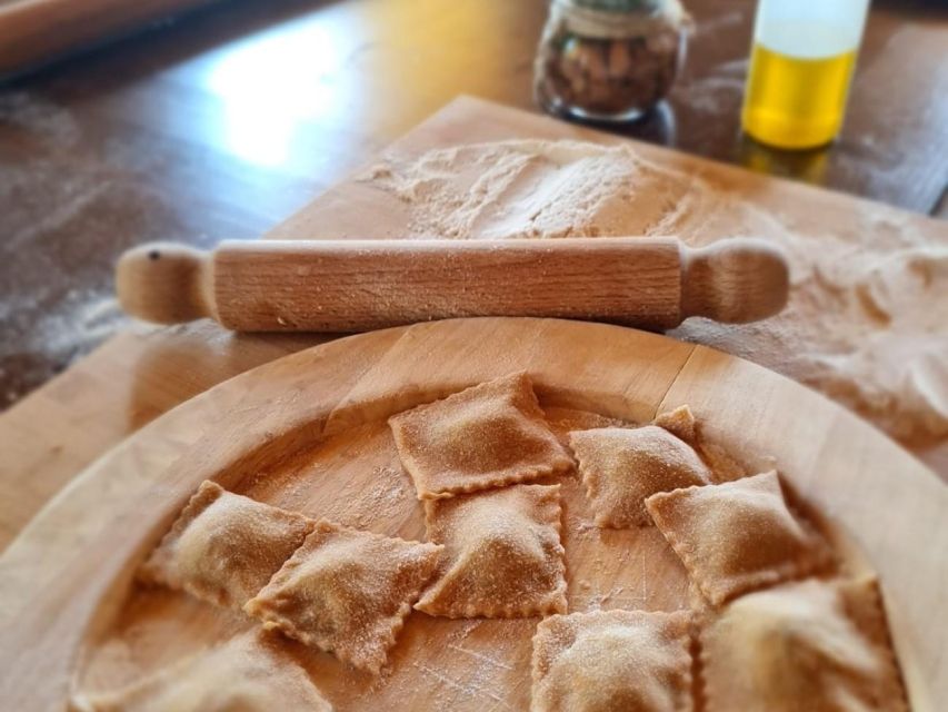 Arezzo: pasta e tiramisù cooking class organic Tuscan farm - A Farm Setting With a Lake View