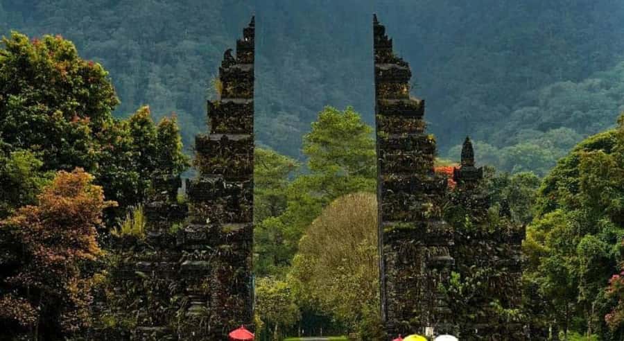 Bali: Jatiluwih Rice Terraces, Water Temple, Waterfall Tour - Ulun Danu Beratan and the lake setting