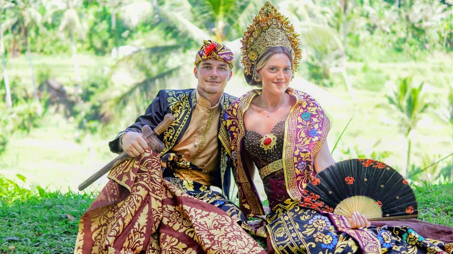 Bali:Traditional Wedding Photoshoot with the Rice Field View - The rice terrace walk and private tracks