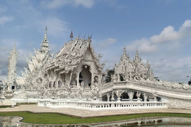 Best Places in Chiang Rai White, Blue, Big Buddha, Tea Plantation - Guides, timing, and the small-group setup