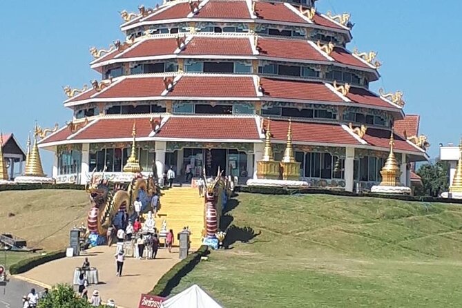 Best Places in Chiang Rai White, Blue, Big Buddha, Tea Plantation - The long ride from Chiang Mai to Chiang Rai