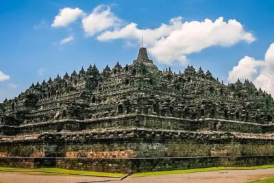 Borobudur Climb Up and Selogriyo Temple Rice Terraces Trekking
