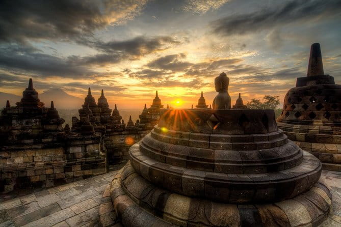 Borobudur Climb Up and Selogriyo Temple Rice Terraces Trekking - The guides make the rural stop better