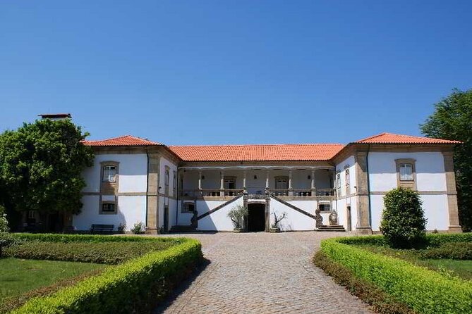 Braga/Guimarães: 1 Day with Lunch + farm and wine tasting - Guimarães and Portugal’s beginnings