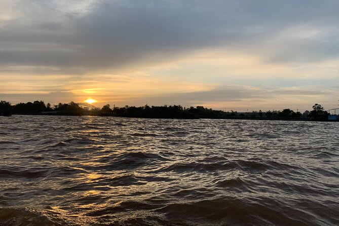 Cai Rang floating market, see sunrise, CaCao orchard, small canal - Why this morning works well in Can Tho