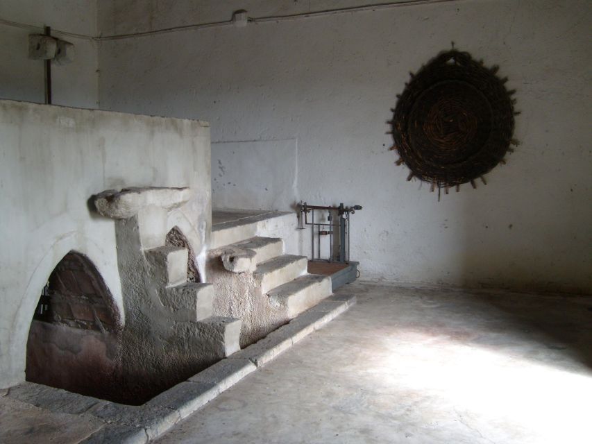 Catania: Pozzo di Gaspare Farm Guided Tour with Tastings - The 18th-century well and farmhouse