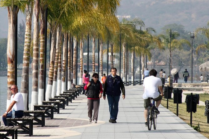 Chapala Lake & Ajijic Tour with "Tres Potrillos Ranch" - The lakeside meal at Piedra Barrenada