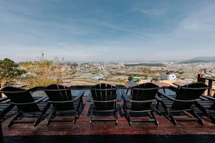 Da Lat: Sunrise Panorama, Green Tea Hill and Strawberry Farm - Breakfast and valley views at Loi Cua Gio