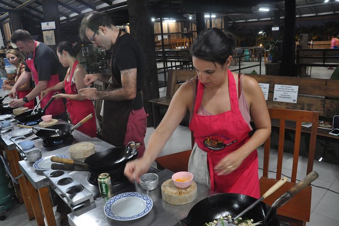 Evening Cooking Class in Organic Farm with Local Market Tour - Somphet Market in a useful half-hour