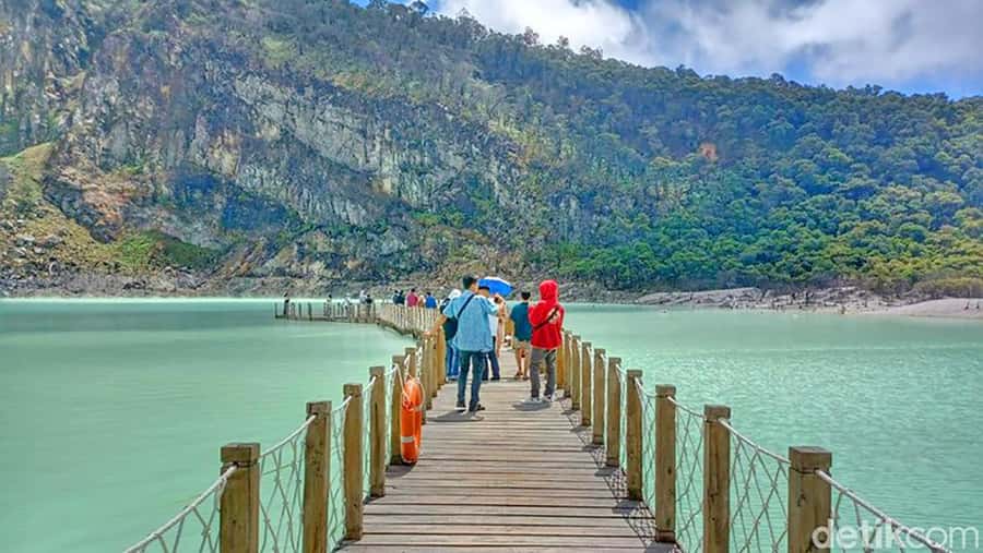 From Jakarta : White Crater , Pinisi Lake , Tea Plantation - Pinisi Resto and Lake Patenggang