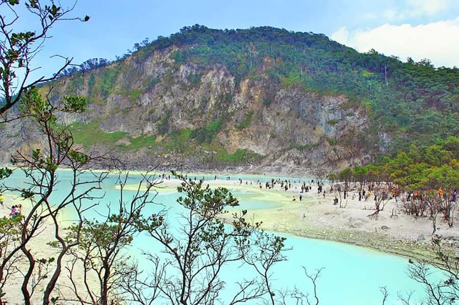 From Jakarta : White Crater , Pinisi Lake , Tea Plantation - The long Jakarta to Ciwidey road trip