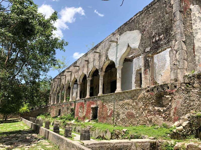 From Mérida: Visit an emblematic hacienda, enjoy its cenote - Walking through a working plantation past