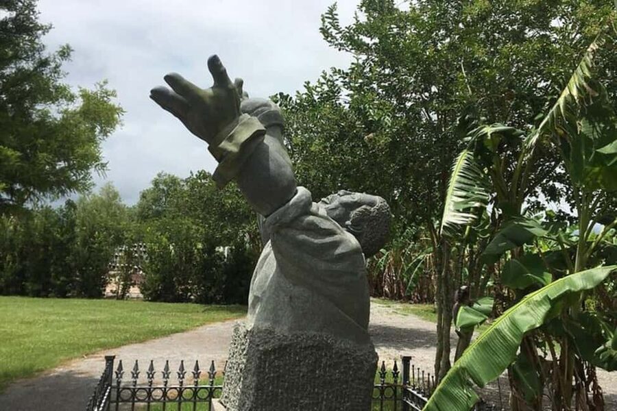 From New Orleans: Oak Alley and Laura Plantation Guided Tour - Two plantations, two very different stories