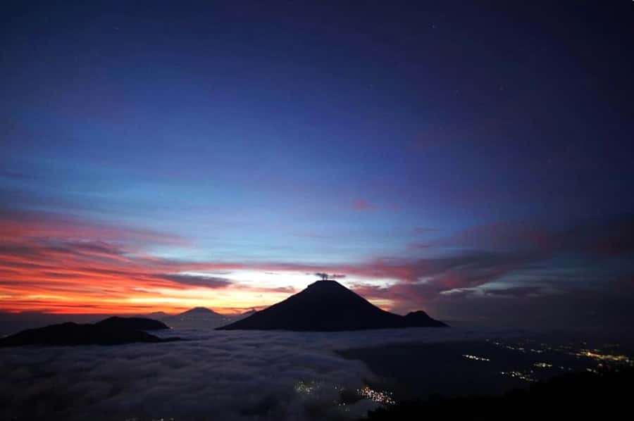 From Yogyakarta: Dieng Tour, Golden Sunrise & Tea Plantation - Local breakfast and Dieng dishes