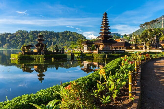 Full Day Tour to Water Temples UNESCO Rice Terraces in Bali - Handara Iconic Gate and the photo stop