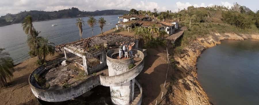 Guatapé Tour by Chiva + Visit to Pablo Escobar's Hacienda - Key points at a glance