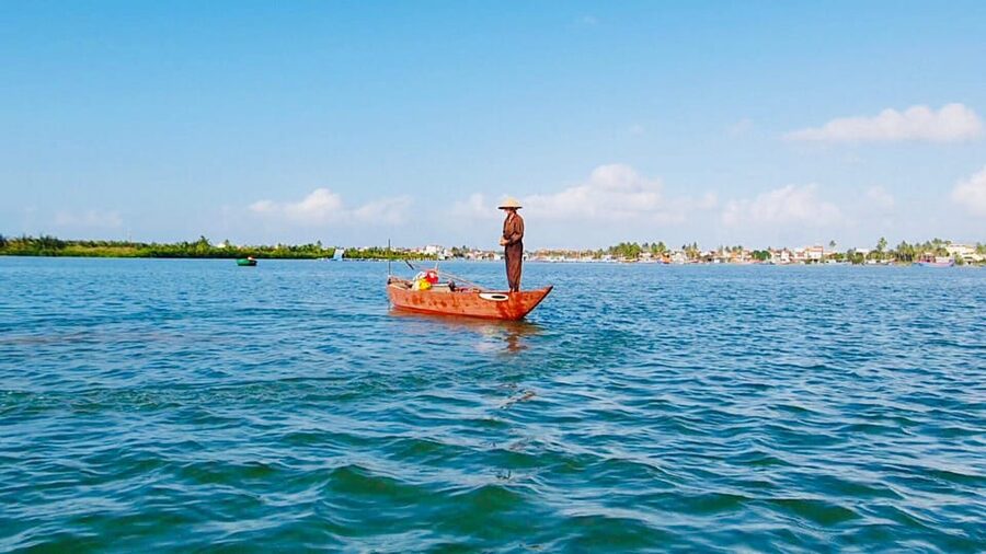 Hoi An : Eco Farming Bicycle Tour and Basket Boat Ride - Fishing beside a local farmer