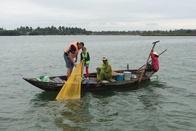 Hoi An Farming and Fishing life Experience Tour - Cycling through rice paddies and village roads
