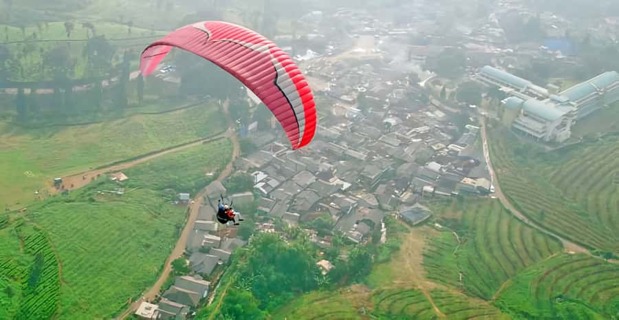 Jakarta: Paragliding on Top Mountain & Tea Plantation - Getting ready for the paragliding flight