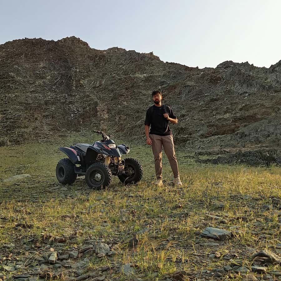 Jeddah Desert Safari: Quad Biking, Camel Farm & Sunset Views - What the guides add to the experience