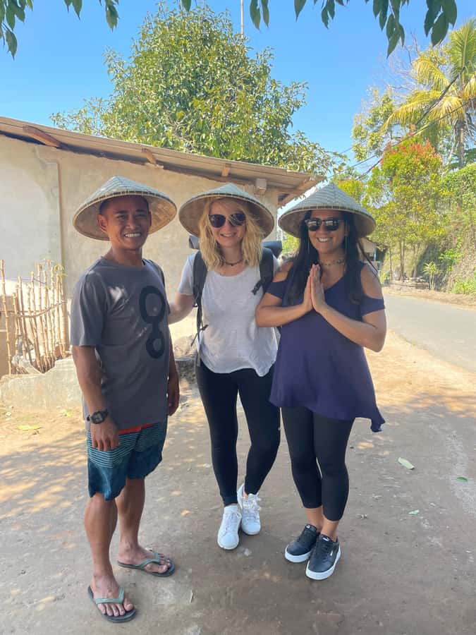 Lombok : hiking- rice terrace & waterfalls tour - The fresh coconut break in the rice terrace