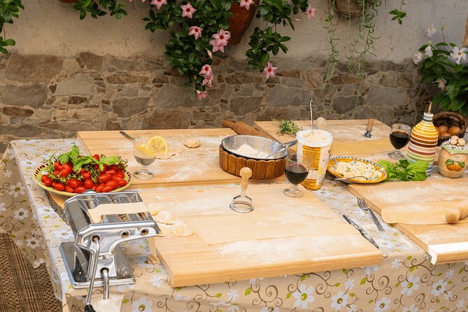 Marì Cooking Class in a Family Farm with Amalfi Coast view - A family kitchen above the Sorrentine Peninsula