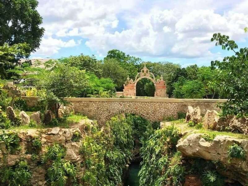 Mérida: Hacienda & Cenote Mucuyche Guided Tour - Walking through the hacienda buildings