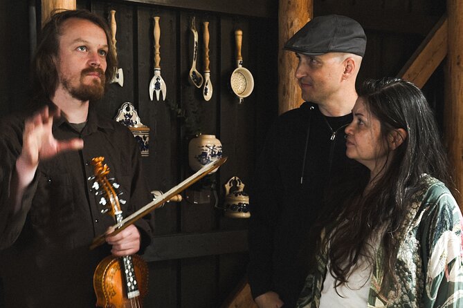 Music of the Fjord: Norwegian Folk at The Fjord Farm in Flåm - Who Will Enjoy This Most?