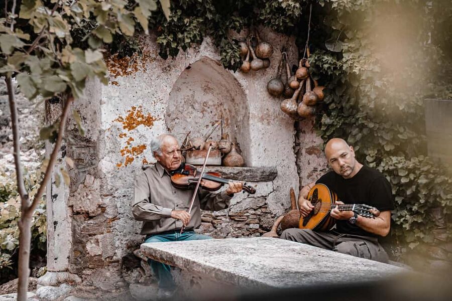 Naxos: Family Farm-table Cooking, Kouros Tour & Live Music - Who should book this experience?