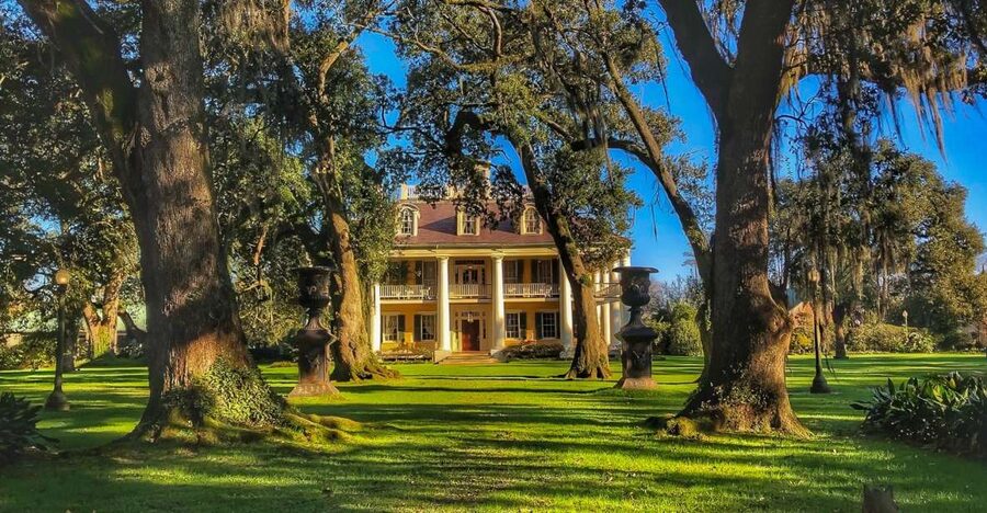 New Orleans: Destrehan Plantation, Houmas House & Lunch - The drive upriver from New Orleans