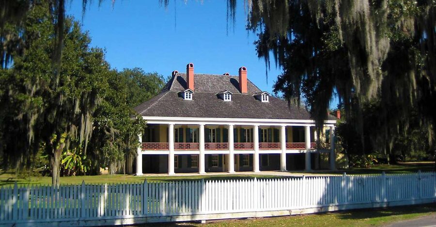 New Orleans: Destrehan Plantation Tour - Meeting the interpreter under the live oaks