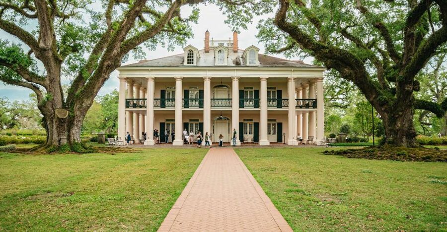 New Orleans: Oak Alley Plantation and Swamp Cruise Day Trip - Hotel pickup and the ride out from New Orleans