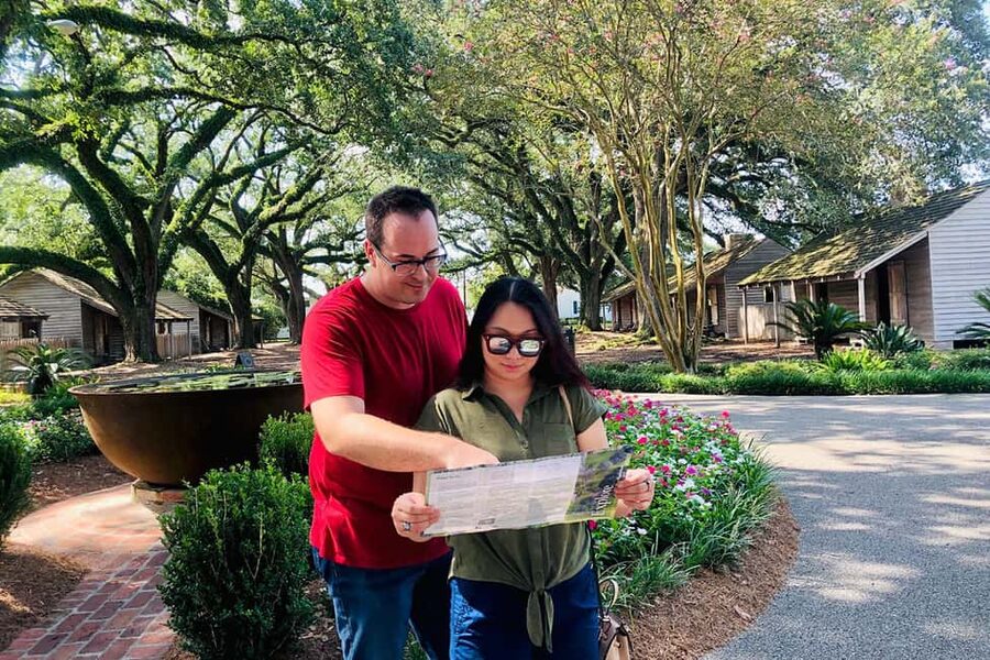 New Orleans: Swamp Boat Ride & Oak Alley Plantation Tour - Watching for alligators on the pontoon