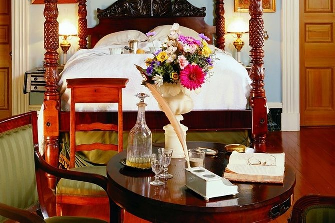 Oak Alley Plantation Half-Day Tour from New Orleans - Lunch, pralines, and the mint julep stop