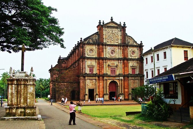 Old Goa Churches, Temples & Spice Plantation With "Goan" Lunch - Bom Jesus Basilica and the colonial past