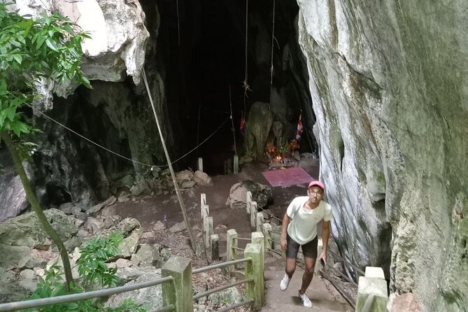 Phnom Penh Kampot Kep Tour "Pepper Farm, Salt Field, Crab Market" - Phnom Chhngok Cave Temple and the rough road in