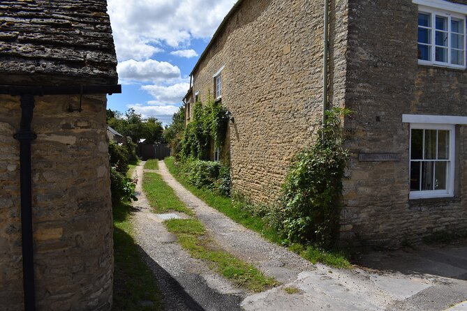 Private Downton Abbey Tour, including Bampton, Cogges Farm, and Highclere - A private black cab from central London