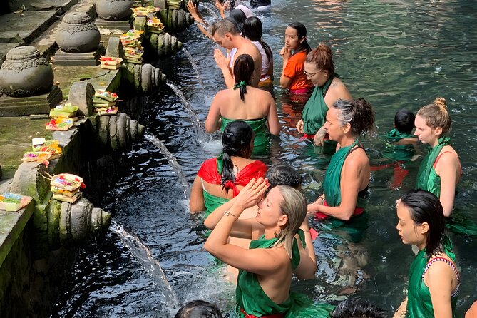 Private Full-Day Tour: Waterfall, Temple, Volcano, Rice Terrace & Monkey Forest - Tegenungan Waterfall: a wet start to the day