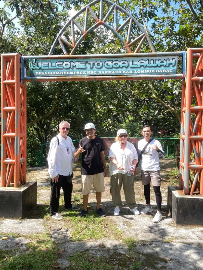 Private Tetebatu Nature Tour with Rice Terraces - Walking through Tetebatu’s rice terraces