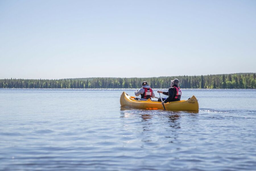 Rovaniemi: Authentic Reindeer Farm & Canoeing - Learning to canoe before heading across the lake