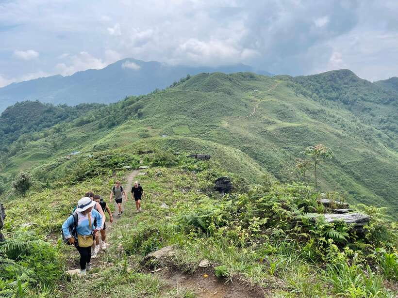 Sapa: 1-Day Trek to Mountain, Local Villages & Rice Terraces - Hang Da brings lunch and local life