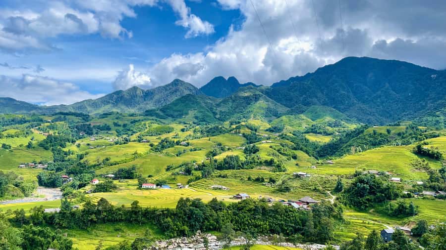 Sapa: Trekking Through Terraced Rice Fields & Valley 1 Day - Lao Chai and the Black Hmong way of life