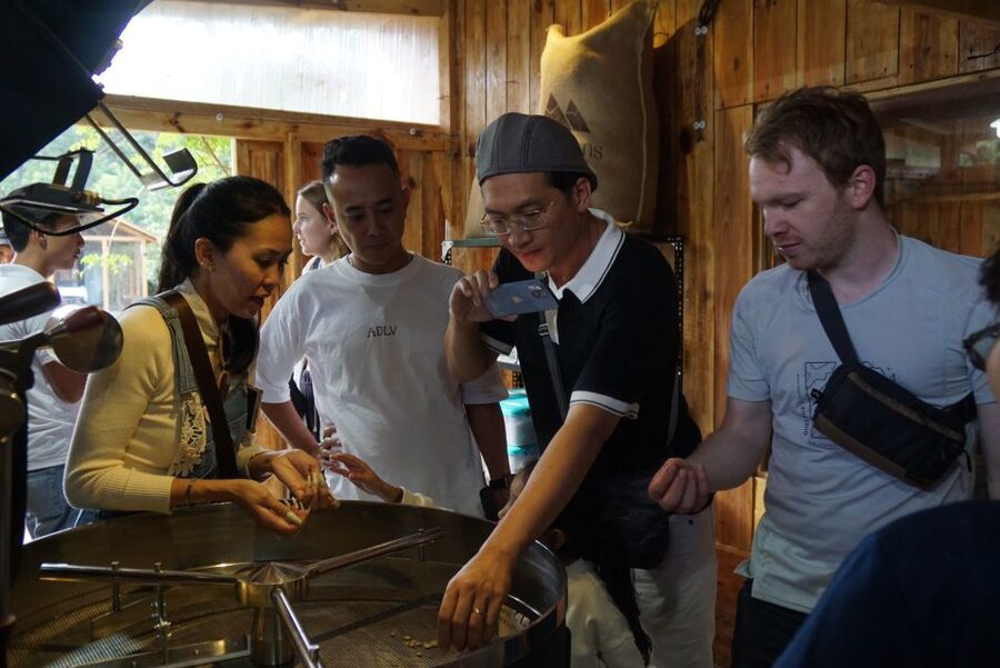 Scented candle workshop at Twin Beans Farm - Da Lat suburb - Choosing an essential-oil blend