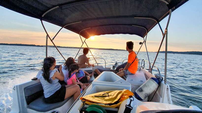 Singapore: Guided Boat Tour and Kelong Fish Farm Visit - Key points at a glance
