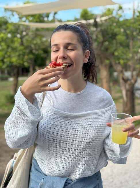 Sorrento: Lemon Tour & Farm Breakfast - Picking your own lemon in harvest season