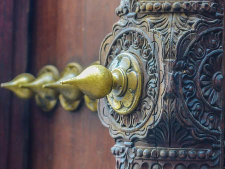 STONE TOWN AND SPICE FARM TOUR - Entering Stone Town through narrow historic lanes