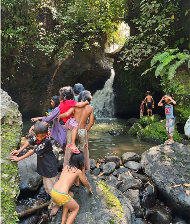 Tetebatu : Waterfall, Rice Fields & Monkey Forest Full day - Cooling off at the waterfall