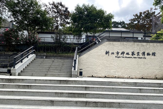 Thousand Island Lake and Pinglin Tea Plantation from Taipei - Pinglin Tea Museum’s old machines and tea displays