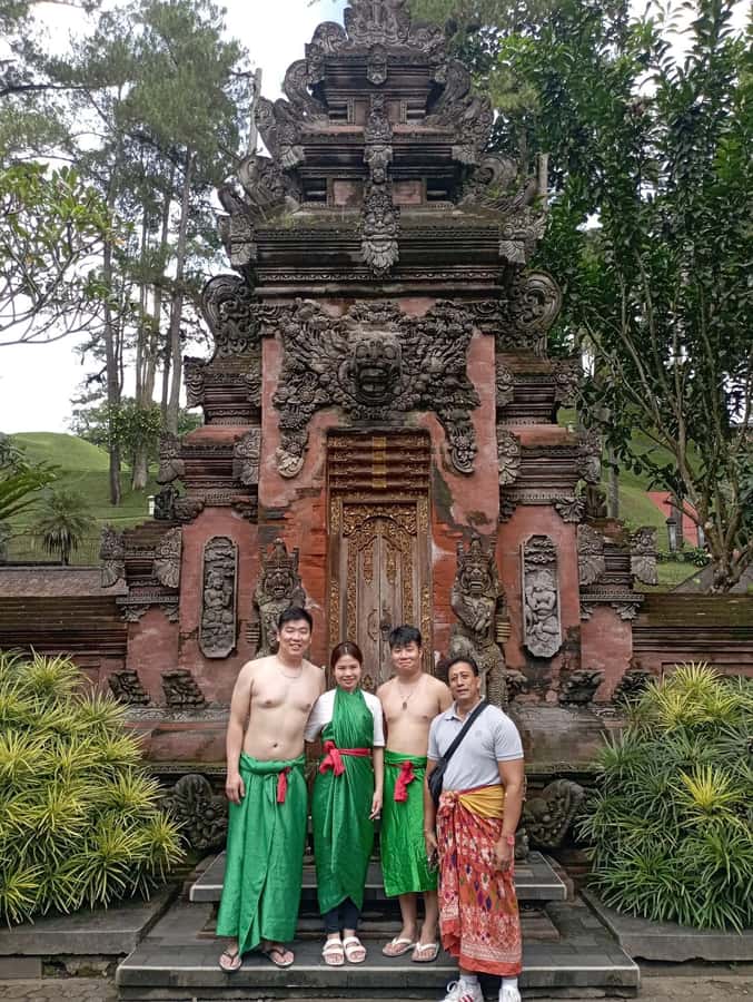 Tirta Empul: Highlights Tour with Cleansing & Rice Terrace - Taking part in the Tirta Empul cleansing ritual